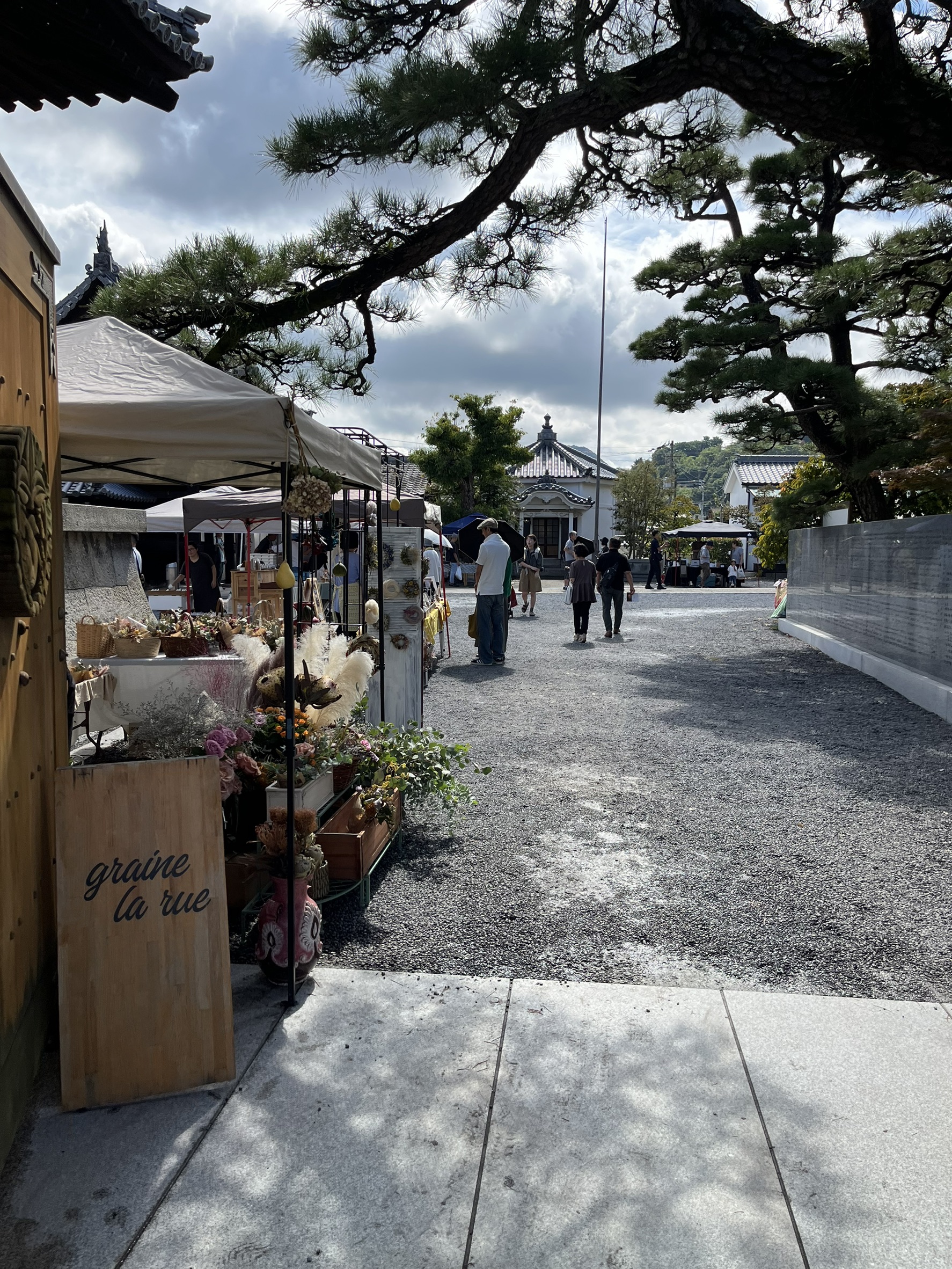 令和７年１０月５日　お寺で瀬戸芸　境内マルシェを開催しました。